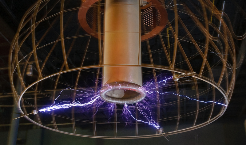 Imagen de una bobina de Tesla. Foto: Wikimedia Commons.